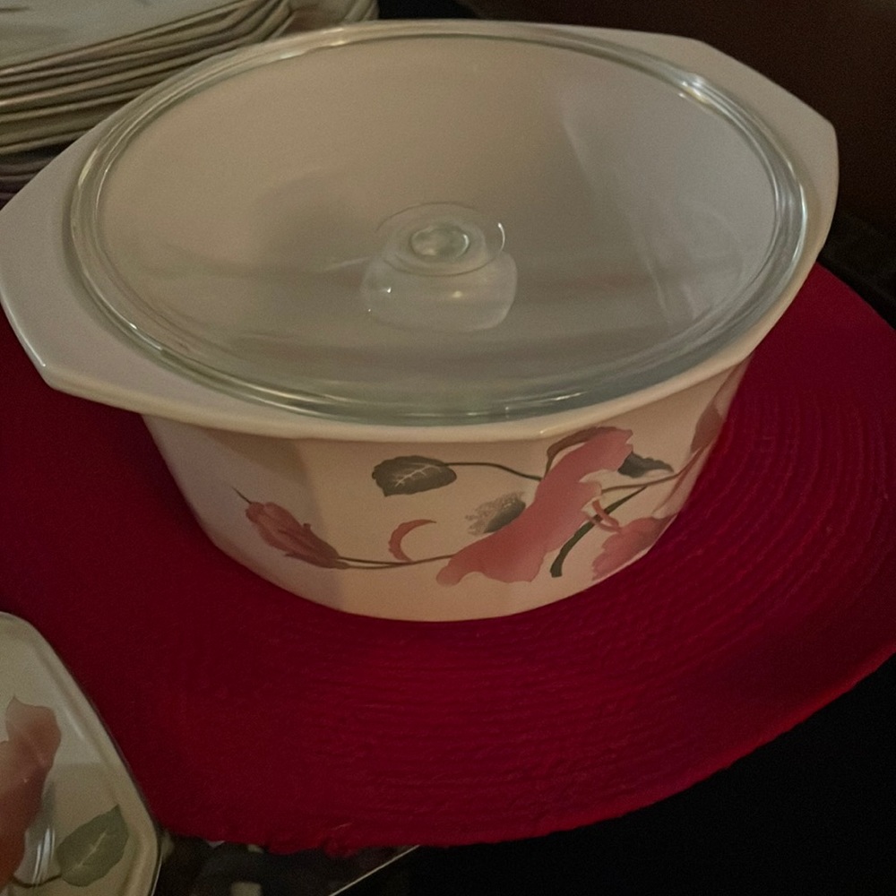 About to donate. Part of the 4 for $72. Mikasa casserole dish with list